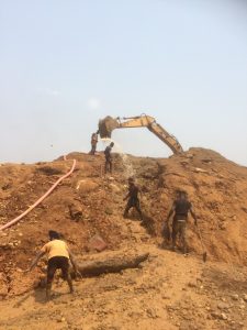Illegale goudzoekers aan het werk in Ghana.